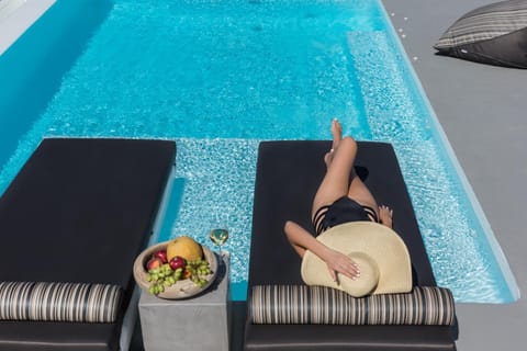 People, Balcony/Terrace, Pool view