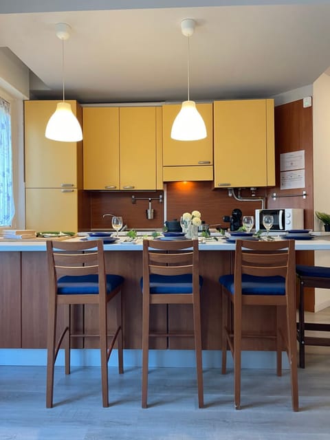 Kitchen or kitchenette, Living room, Seating area, Dining area, stove