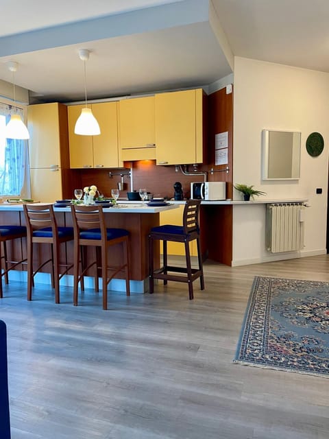 Kitchen or kitchenette, Dining area, stove