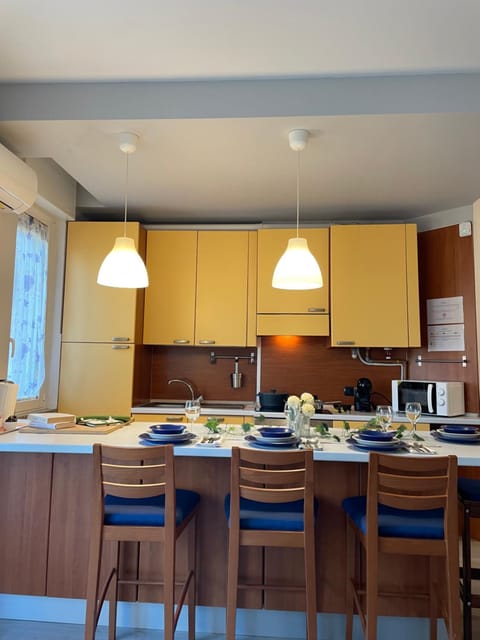 Kitchen or kitchenette, Living room, Seating area, Dining area, stove