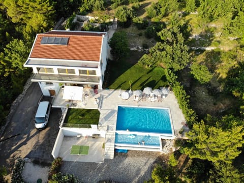 Villa Yanko, free parking, heated pool, sea view, own children's playground, excellent facilities Villa in Tučepi
