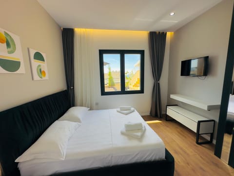 Bedroom, towels