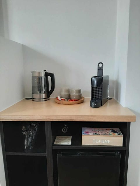 Coffee/tea facilities, oven