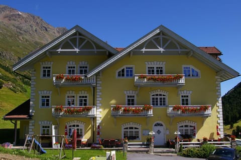 Facade/entrance, Balcony/Terrace