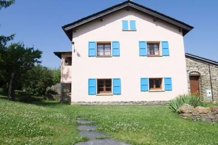 Blue House House in Cerdanya