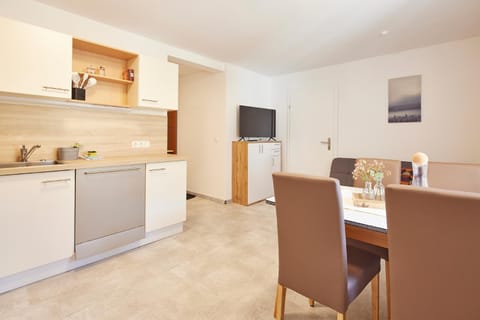 TV and multimedia, Kitchen or kitchenette, Dining area, stove