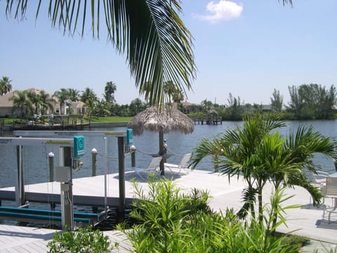 Island House SW Cape - waterfront private home locally owned & managed, fair & honest pricing Chalet in Cape Coral