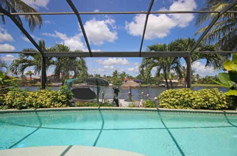 Island House SW Cape - waterfront private home locally owned & managed, fair & honest pricing Chalet in Cape Coral