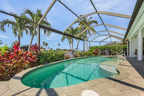 Island House SW Cape - waterfront private home locally owned & managed, fair & honest pricing Villa in Cape Coral