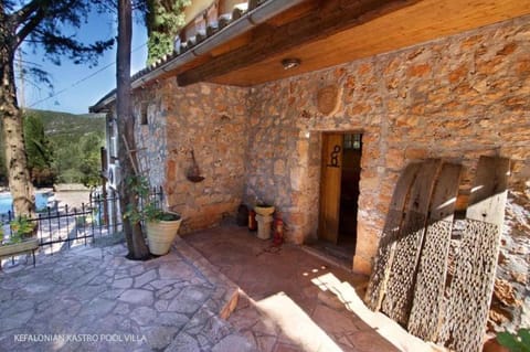 Property building, Day, Balcony/Terrace