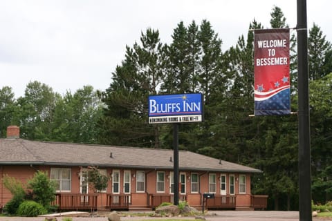 Bluffs Inn Motel in Bessemer