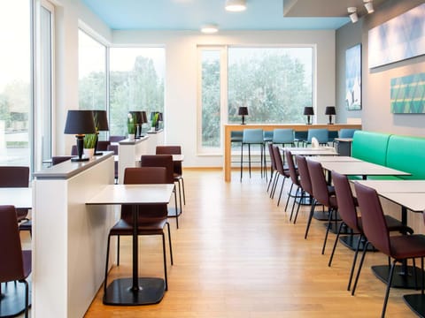 Lounge or bar, Breakfast