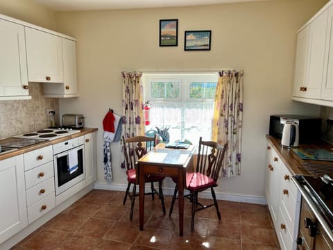 Coffee/tea facilities, Kitchen or kitchenette, Dining area, minibar, pet friendly, stove, toaster