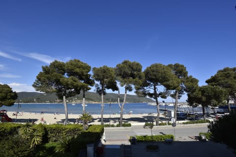 Nearby landmark, Balcony/Terrace, Beach, Sea view