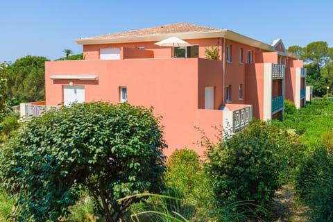 Lagrange Vacances Le Domaine des Grands Pins Apartment hotel in Saint-Raphael