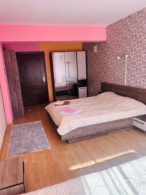 Photo of the whole room, Bedroom, wardrobe