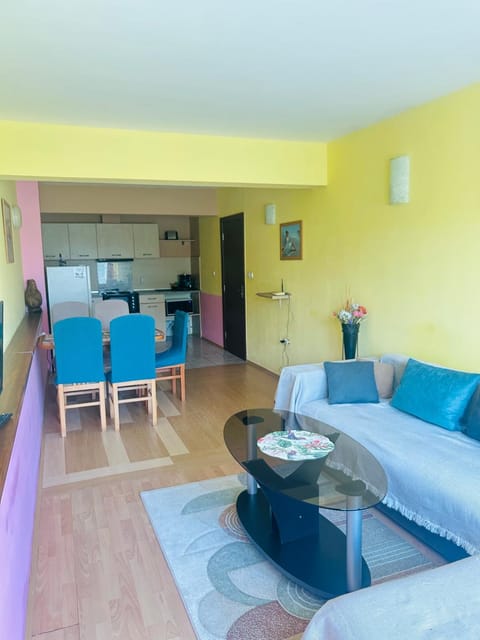 Kitchen or kitchenette, Living room, Dining area, oven