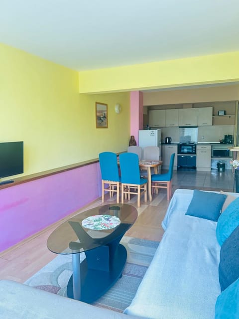 Communal lounge/ TV room, Kitchen or kitchenette, Living room, Dining area, oven
