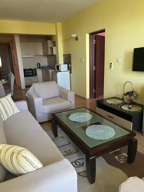 Communal lounge/ TV room, Kitchen or kitchenette, Living room, Dining area, oven, stove