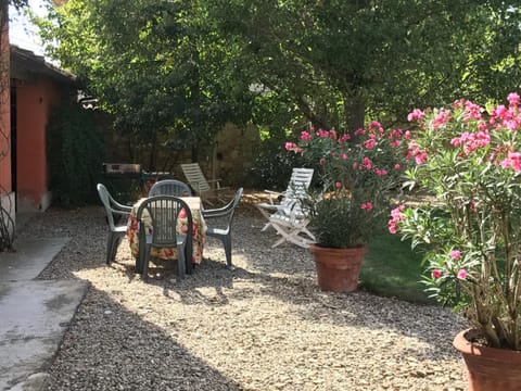 Patio, Restaurant/places to eat, BBQ facilities, Area and facilities