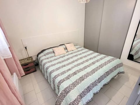 T2 climatisé avec coin nuit, parking, piscine et tennis - 200m plages et commerces - FR-1-316-154 Apartment in Six-Fours-les-Plages