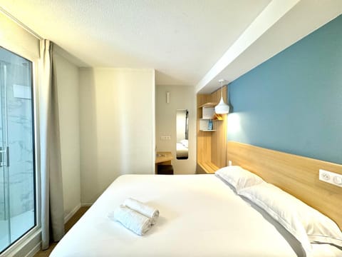 Bed, Bathroom