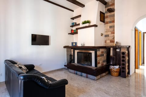 Communal lounge/ TV room, fireplace