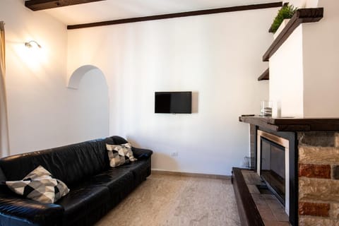 Communal lounge/ TV room, fireplace