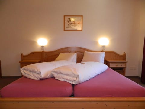 Bed, TV and multimedia, Photo of the whole room, Bedroom, Mountain view