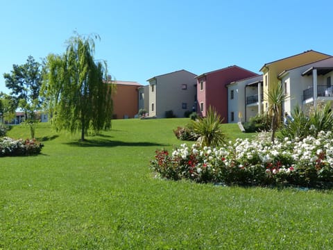 Property building, Facade/entrance, Day, Natural landscape, Garden, Garden view