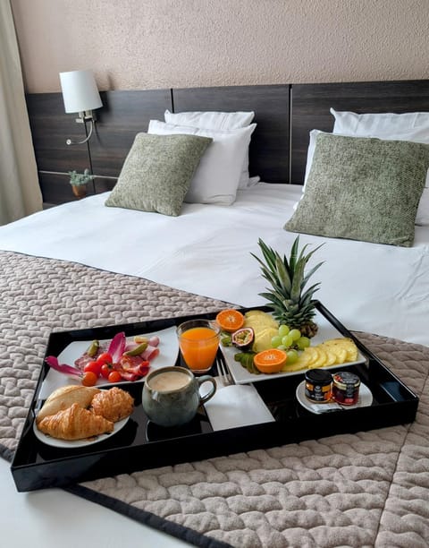 Bedroom, Breakfast