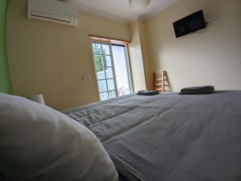 Bed, TV and multimedia, Photo of the whole room, Bedroom, air conditioner