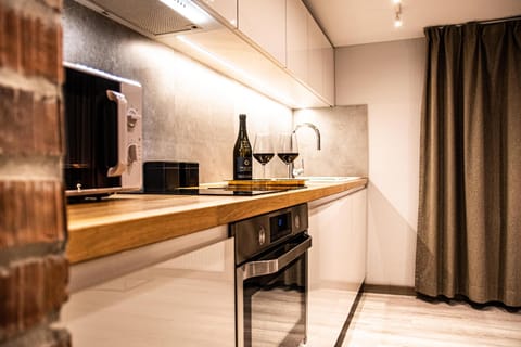 Kitchen or kitchenette, minibar