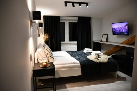 Bed, TV and multimedia, Photo of the whole room, Bedroom, hair dresser