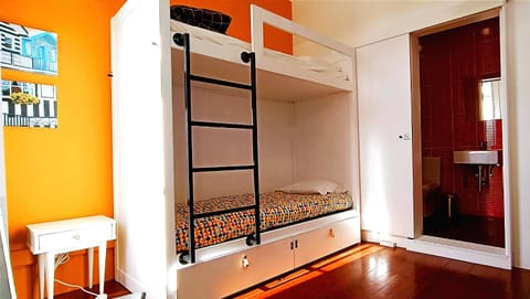 Bedroom, bunk bed