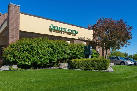 Quality Suites Hotel in Lansing