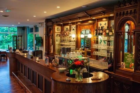 Lounge or bar, Drinks, Alcoholic drinks