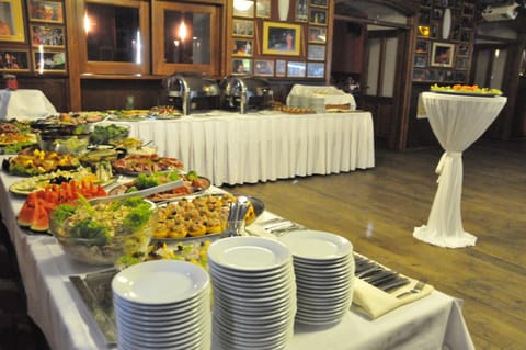 Restaurant/places to eat, Banquet/Function facilities, Food