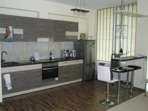 Coffee/tea facilities, Kitchen or kitchenette, Living room, Seating area, Dining area, On site