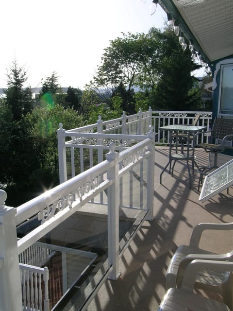 Ocean Breeze Executive Bed and Breakfast Bed and Breakfast in North Vancouver