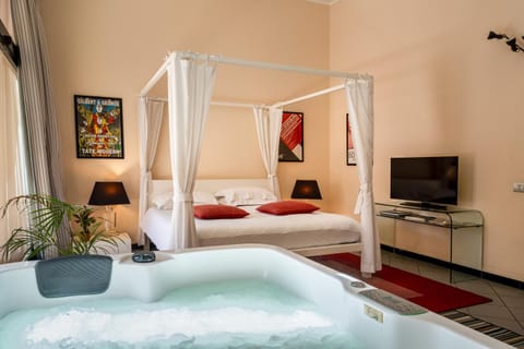 Bedroom, Swimming pool