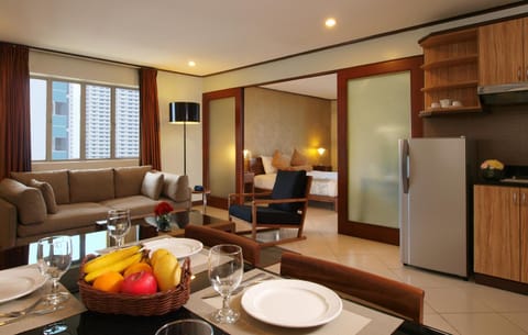 Coffee/tea facilities, Kitchen or kitchenette, Living room, Photo of the whole room, Dining area