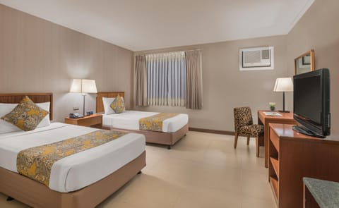 Bed, TV and multimedia, Coffee/tea facilities, Photo of the whole room, locker, room service, air conditioner