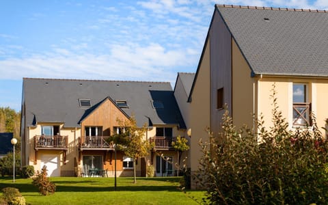Facade/entrance, View (from property/room)