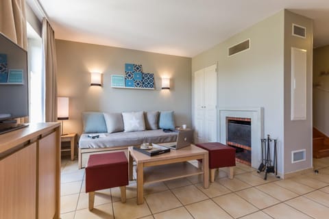 Day, TV and multimedia, Living room, Seating area, flat iron