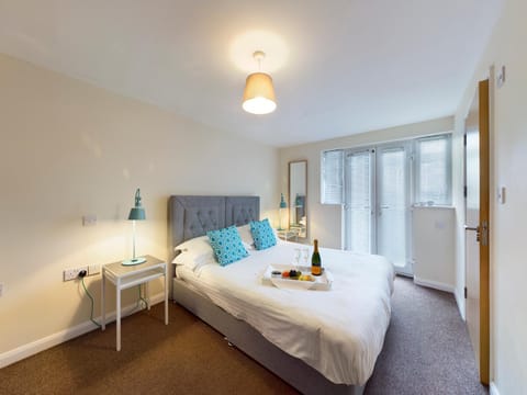 Bed, Photo of the whole room, Bedroom, towels