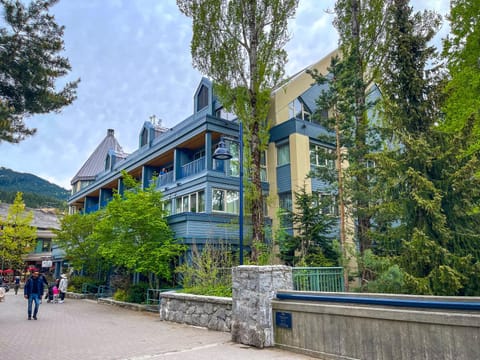 Property building, Neighbourhood, Natural landscape, Mountain view, Street view