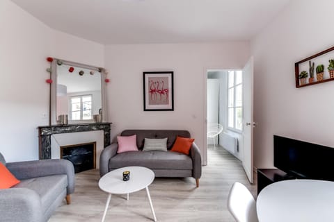 Communal lounge/ TV room, Activities, Lounge or bar