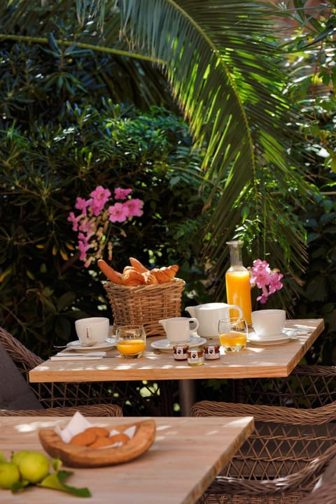 People, Decorative detail, Dining area, Continental breakfast