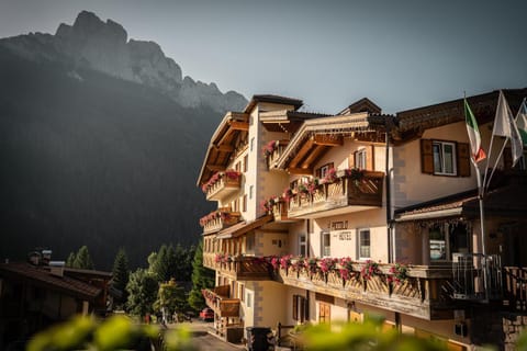 Property building, Day, Natural landscape, Mountain view